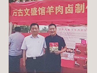 滑县宣传部长许业(左)与王洪标